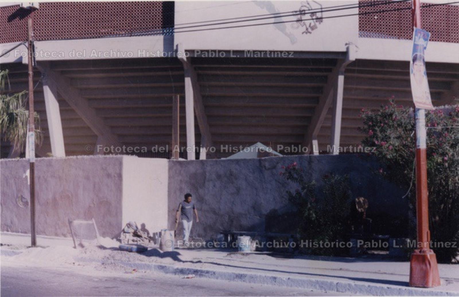 Obra pública en el estadio de béisbol Arturo C. Nahl, sobre la calle 5 de Mayo.