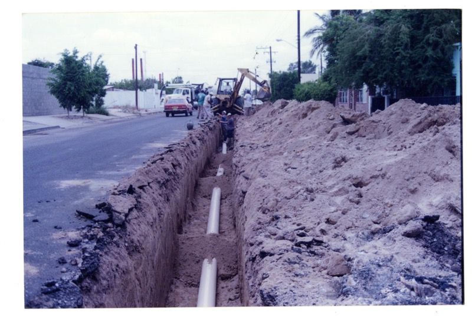 Obra pública en la calle Gómez Farías, La Paz, Baja California Sur.