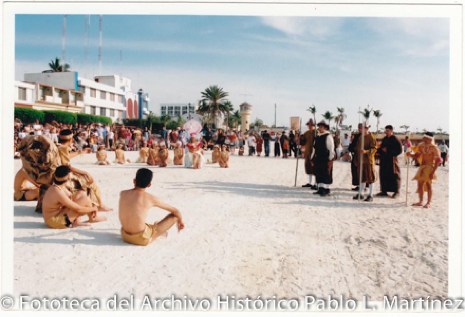 Obra teatral, en playa.