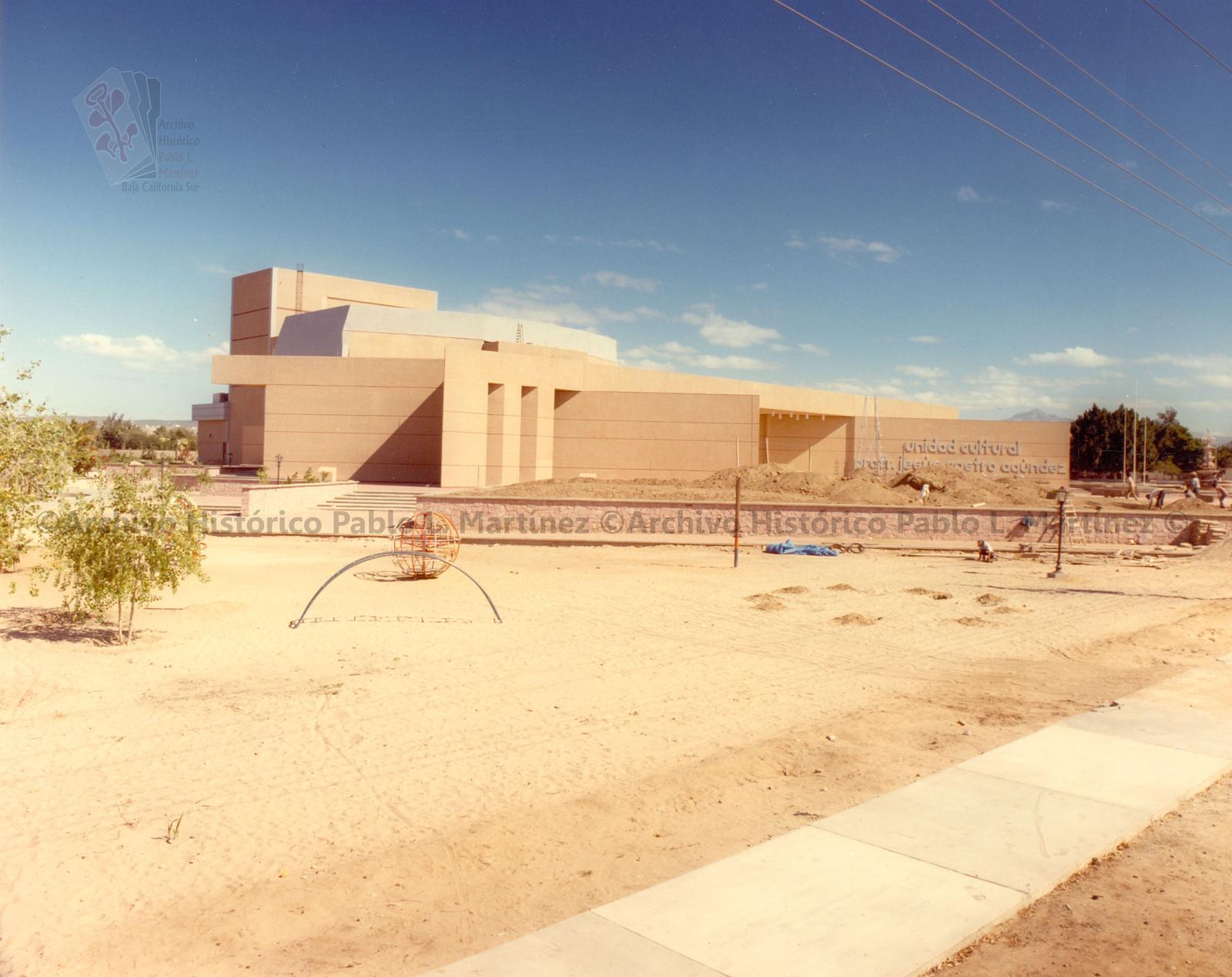 Obras de construcción de la Unidad Cultural Jesús Castro Agúndez, vista desde la calle Navarro.