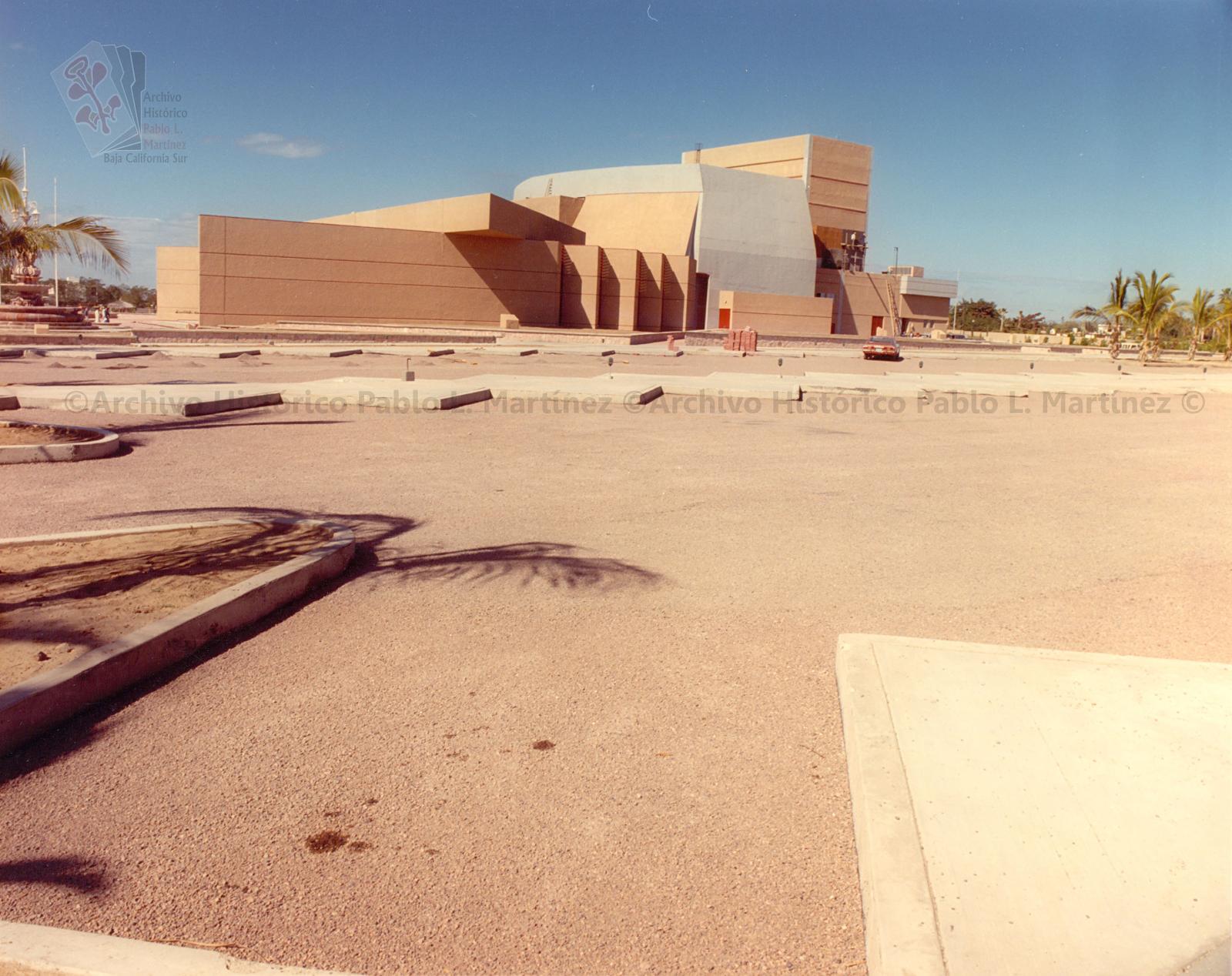 Obras de construcción de la Unidad Cultural Jesús Castro Agúndez, vista desde la calle Héroes de la Independencia.