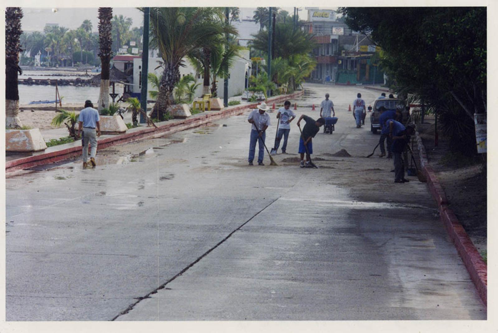Obras de limpieza en el Paseo Álvaro Obregón.