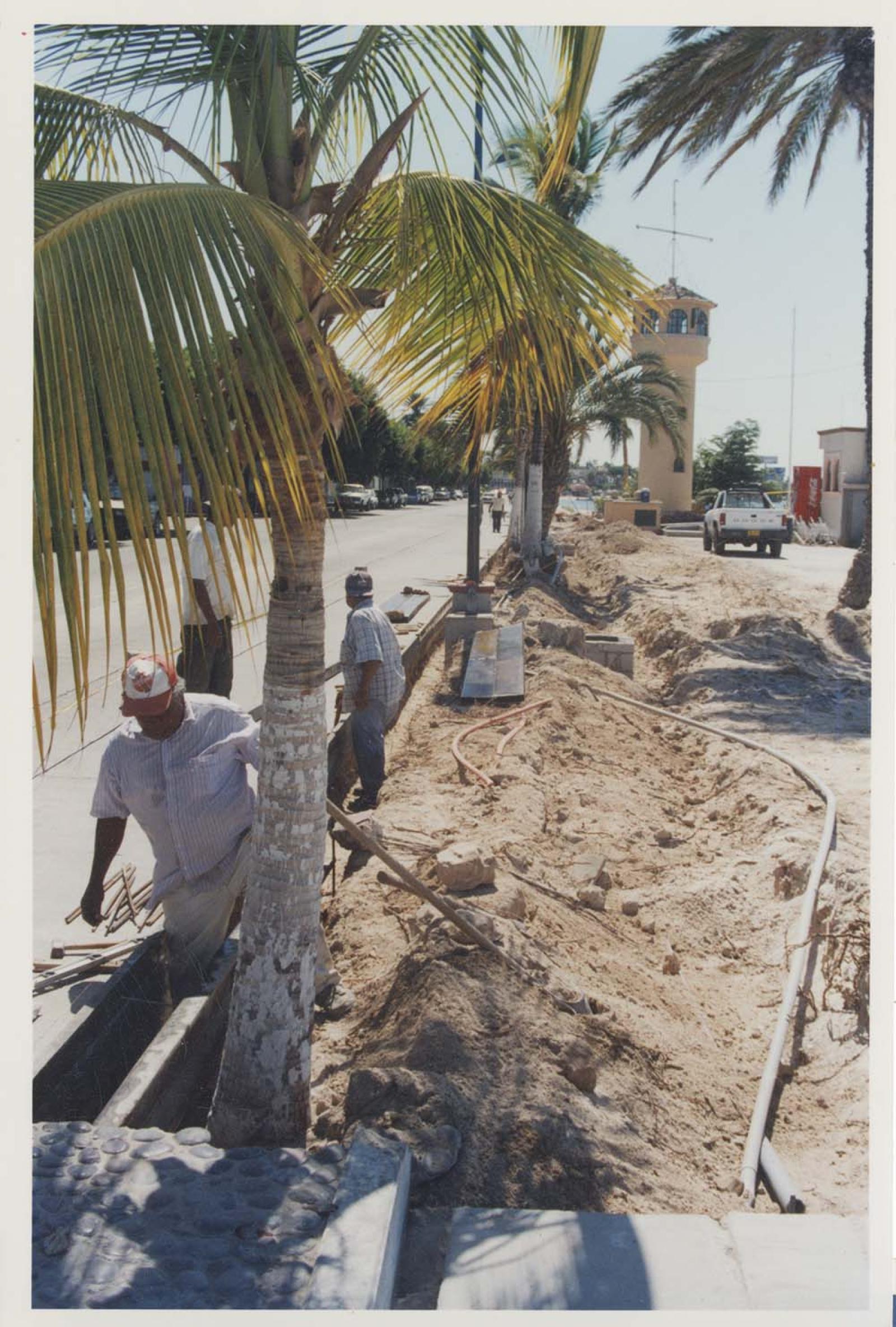 Obras de remodelación a un costado del faro del Puerto de Ilusión de La Paz, Baja California Sur.
