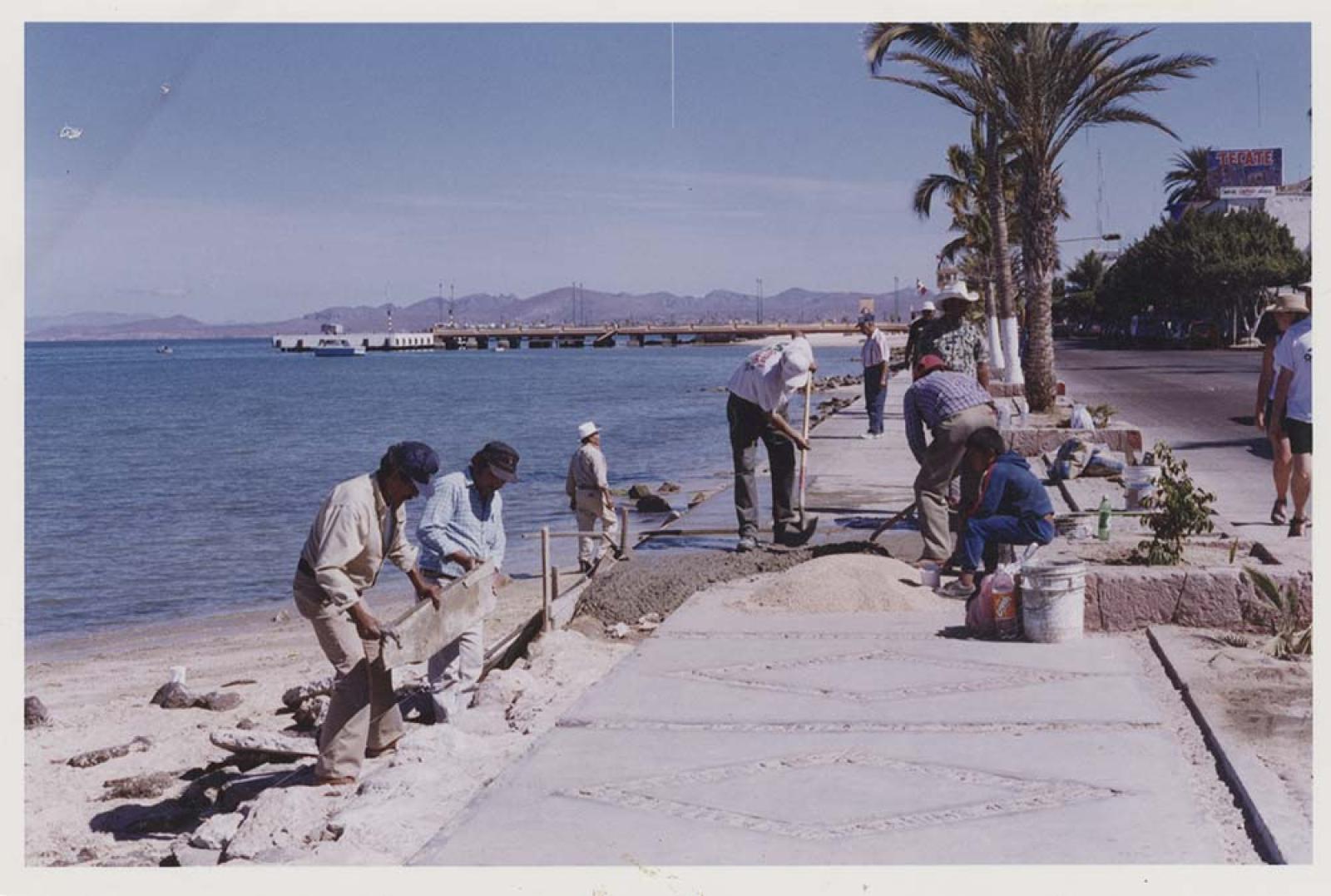 Obras de reparación en banqueta del malecón. La Paz, Baja California Sur.