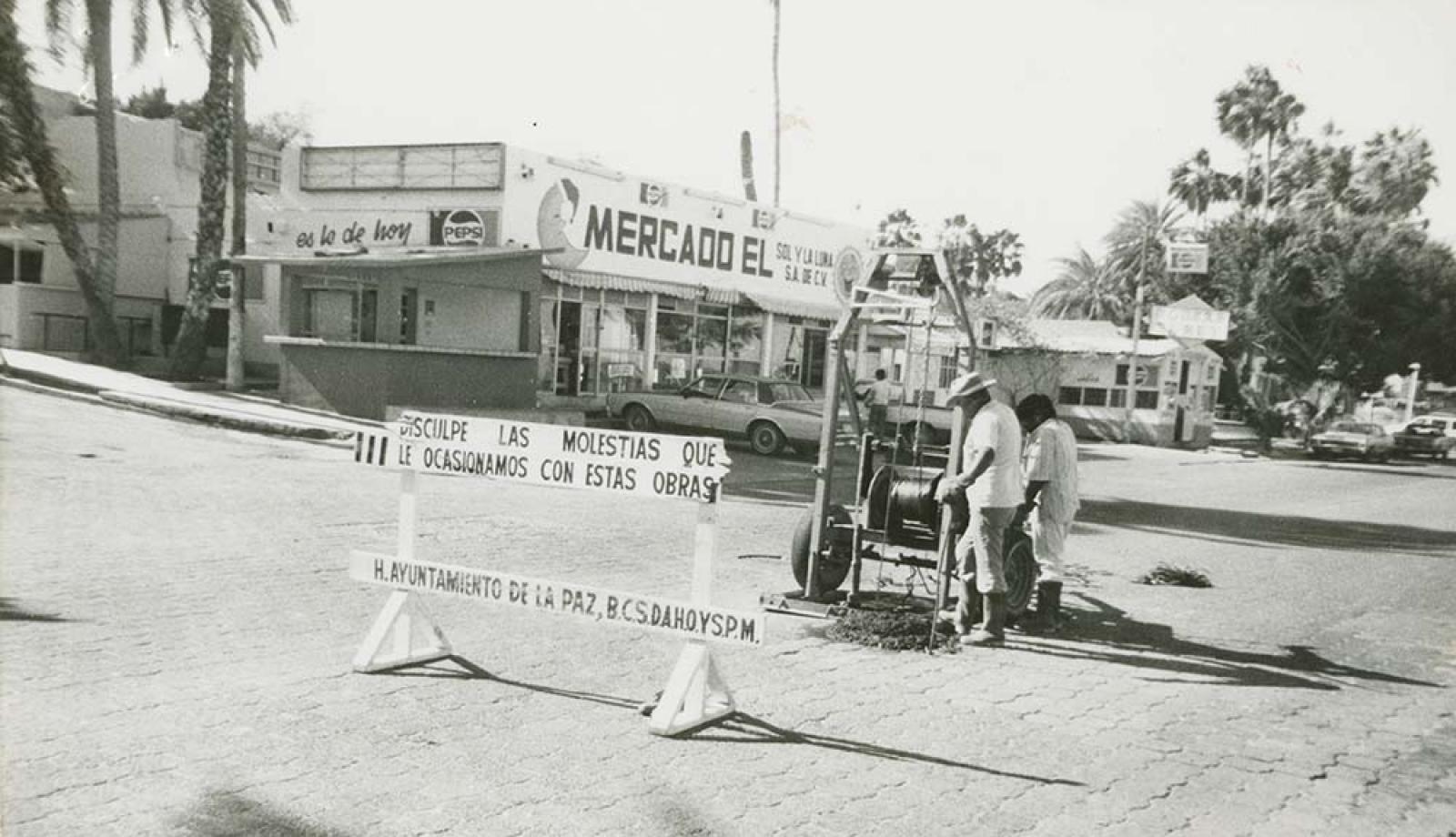 Obras públicas en calle Álvaro Obregón.