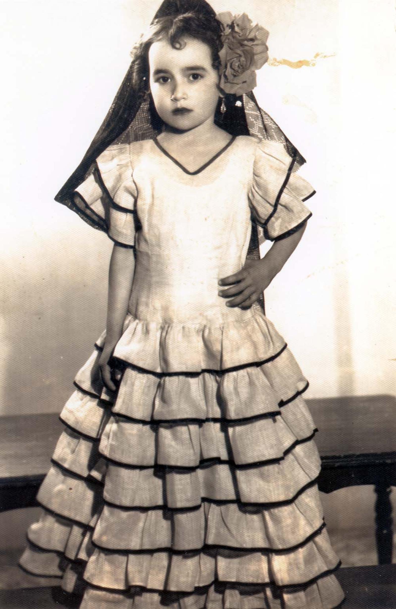 “Olivia Cota, disfrazada de española.”
