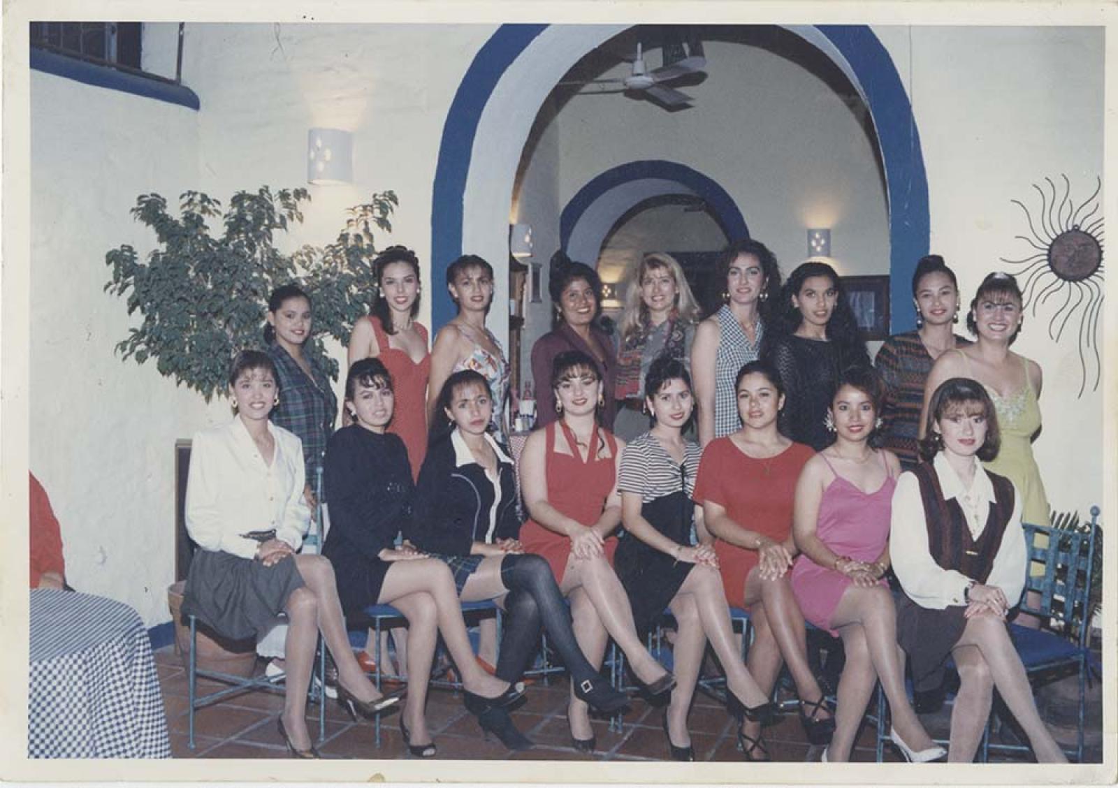 Olivia Pedrín de Olachea, y  candidatas a reina de San José.