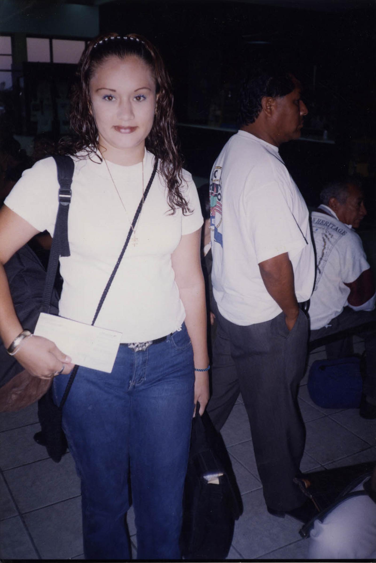 Olivia Pérez en el aeropuerto, retrato.