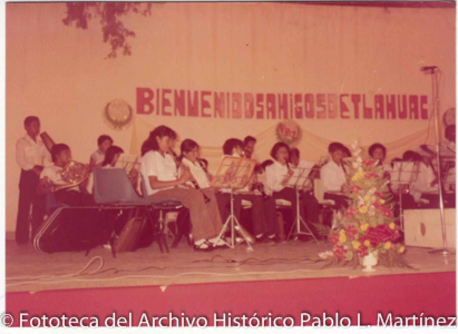Orquesta en escenario.