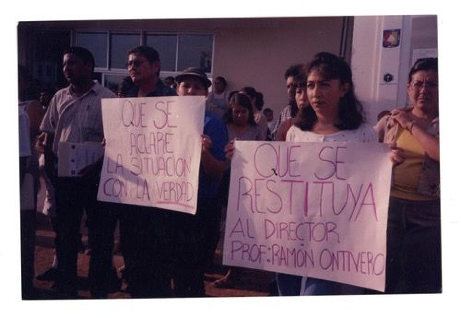 Padres de familia de la escuela primaria Idelfonso Green en protesta.