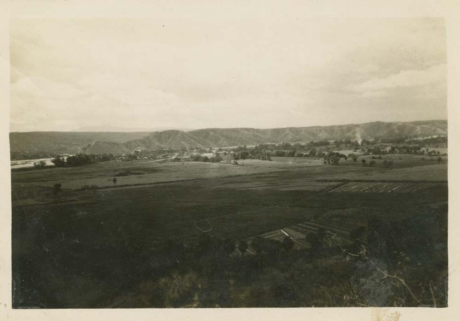 Paisaje rural con campos de cultivo.