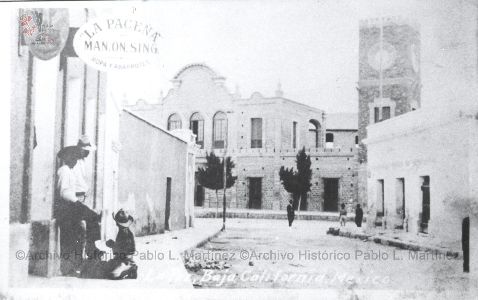 “Palacio Municipal frente a la calle Obispado. 1915”.