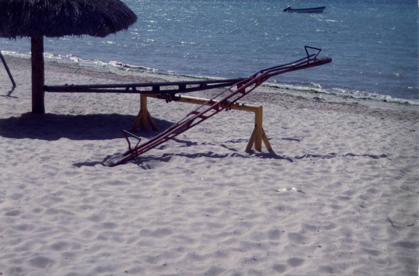 Palapa junto a sube y baja, frente al mar.