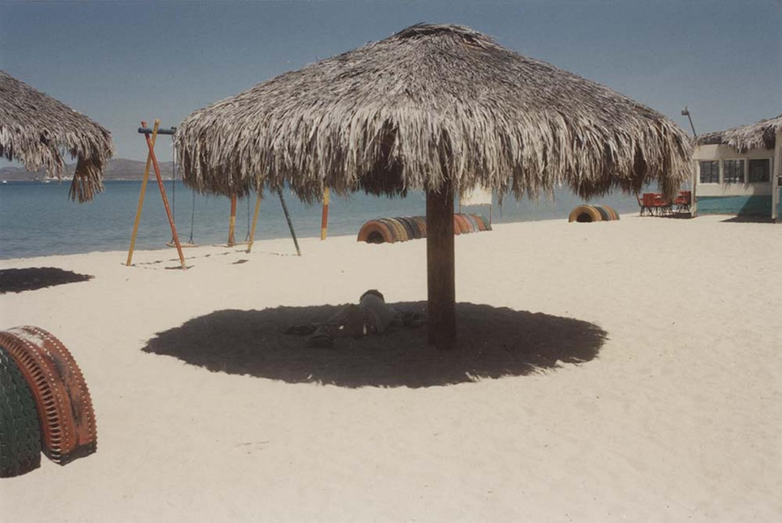Palapa y juegos recreativos en playa de La Paz., Baja California Sur.
