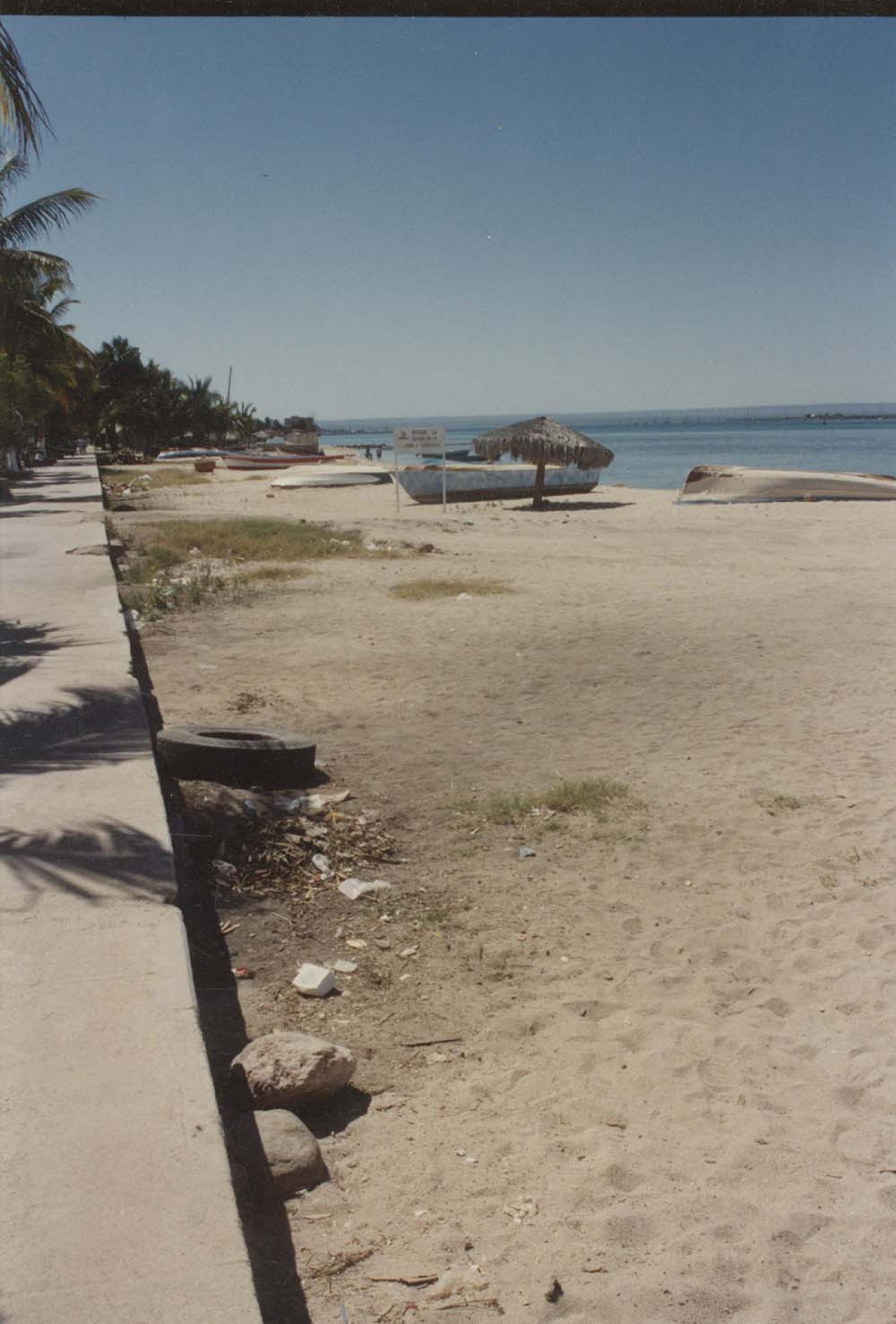 Palapa y lanchas en playa de La Paz, Baja California Sur.
