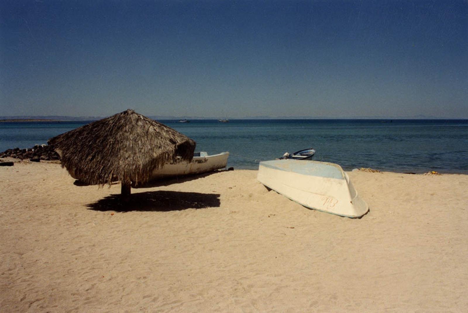 Palapa y lanchas, una volteada sobre la arena.