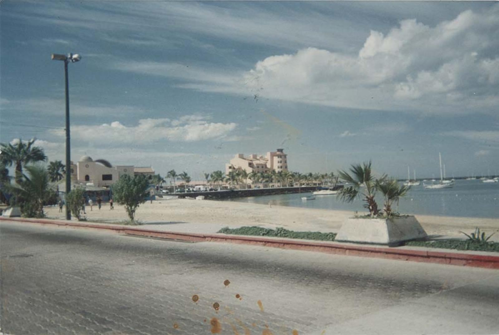 Panorámica de la plaza Vista Coral en el malecón de La Paz, Baja California Sur.