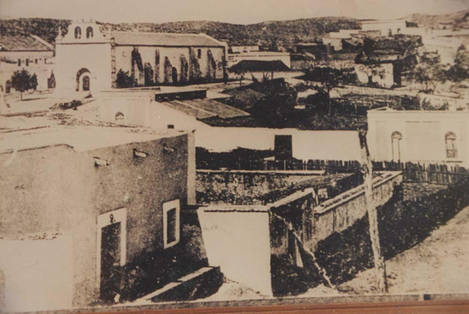 Panorámica de San José, con la antigua parroquia al fondo.