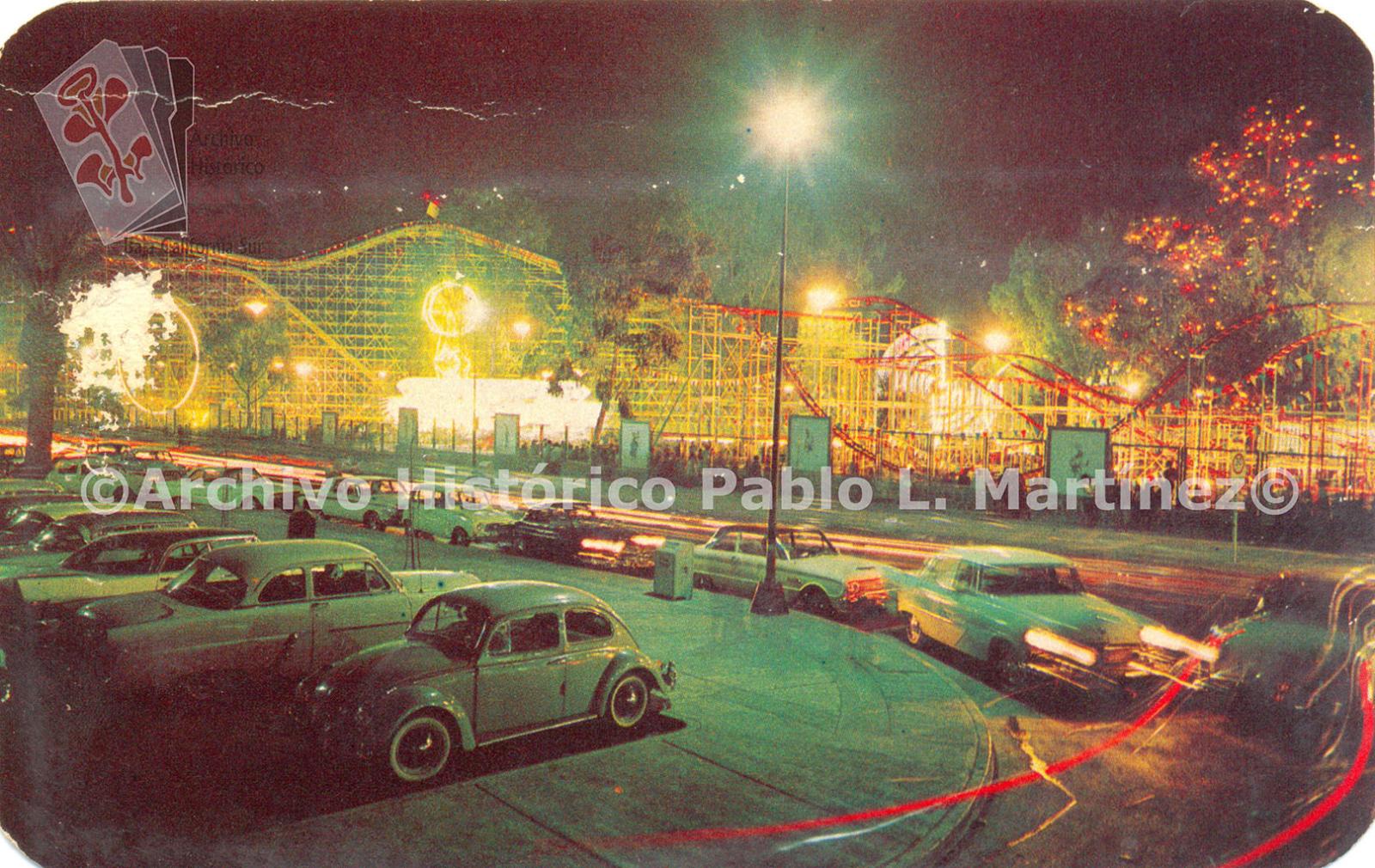 Panorámica nocturna de la monumental feria de Chapultepec, en Ciudad de México.