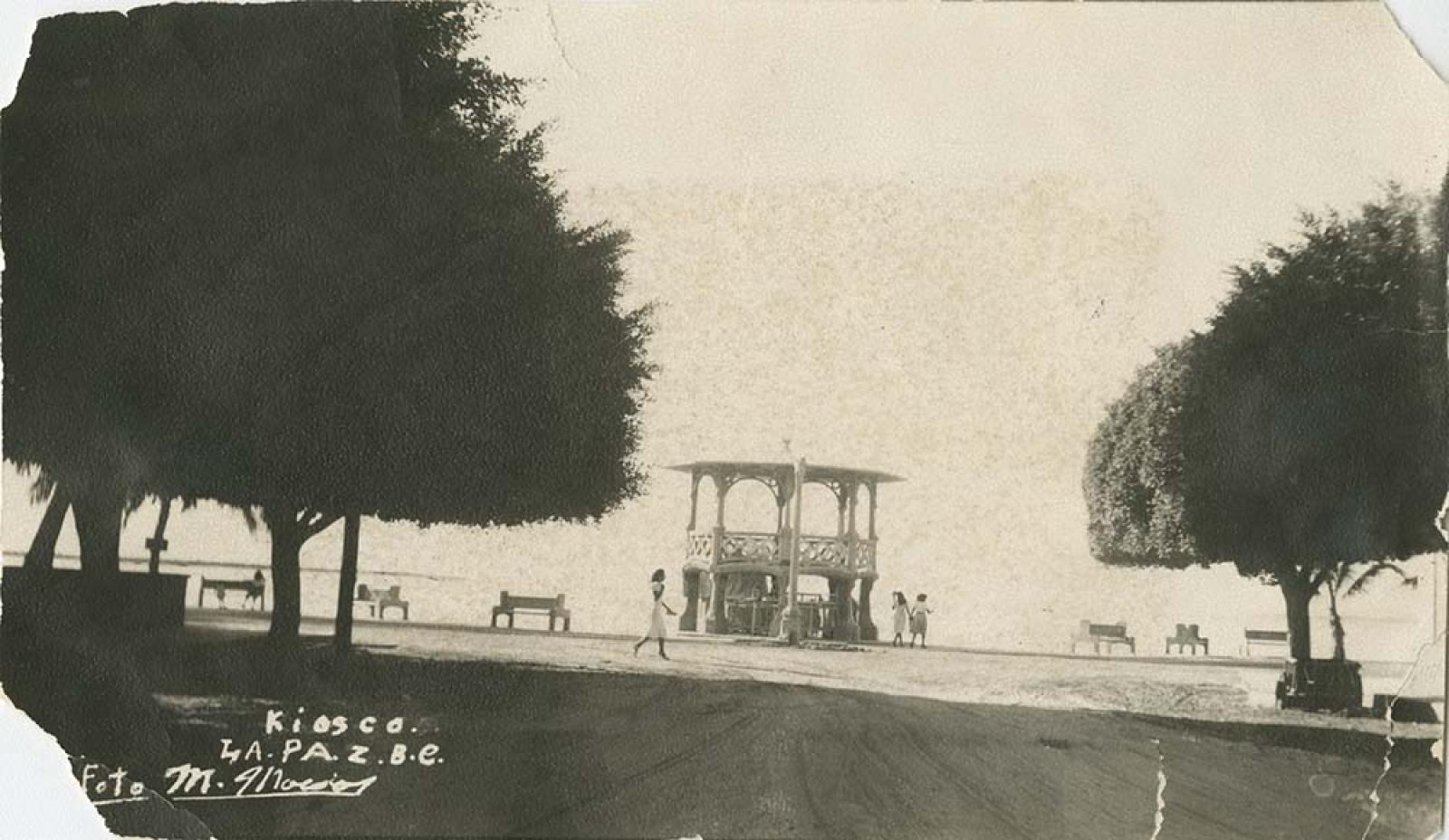 Panorámica parcial del kiosco, actualmente explanada del malecón de La Paz, Baja California Sur.