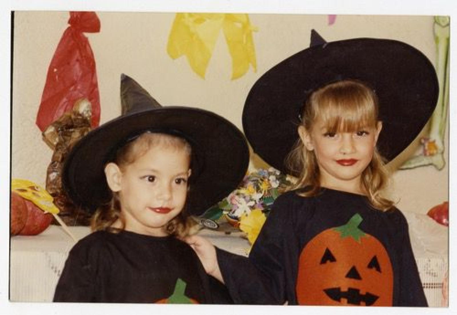 Paola y Alejandra Ojeda en festejo de disfraces, retrato.