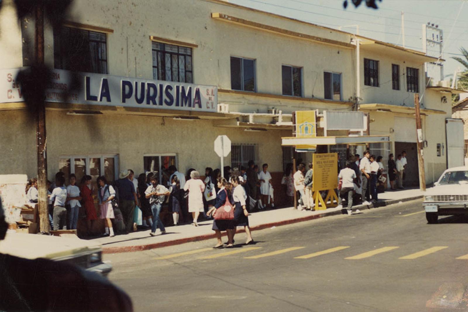 Parada de autobúses frente al hotel La Purísima, sobre la calle 16 de Septiembre.