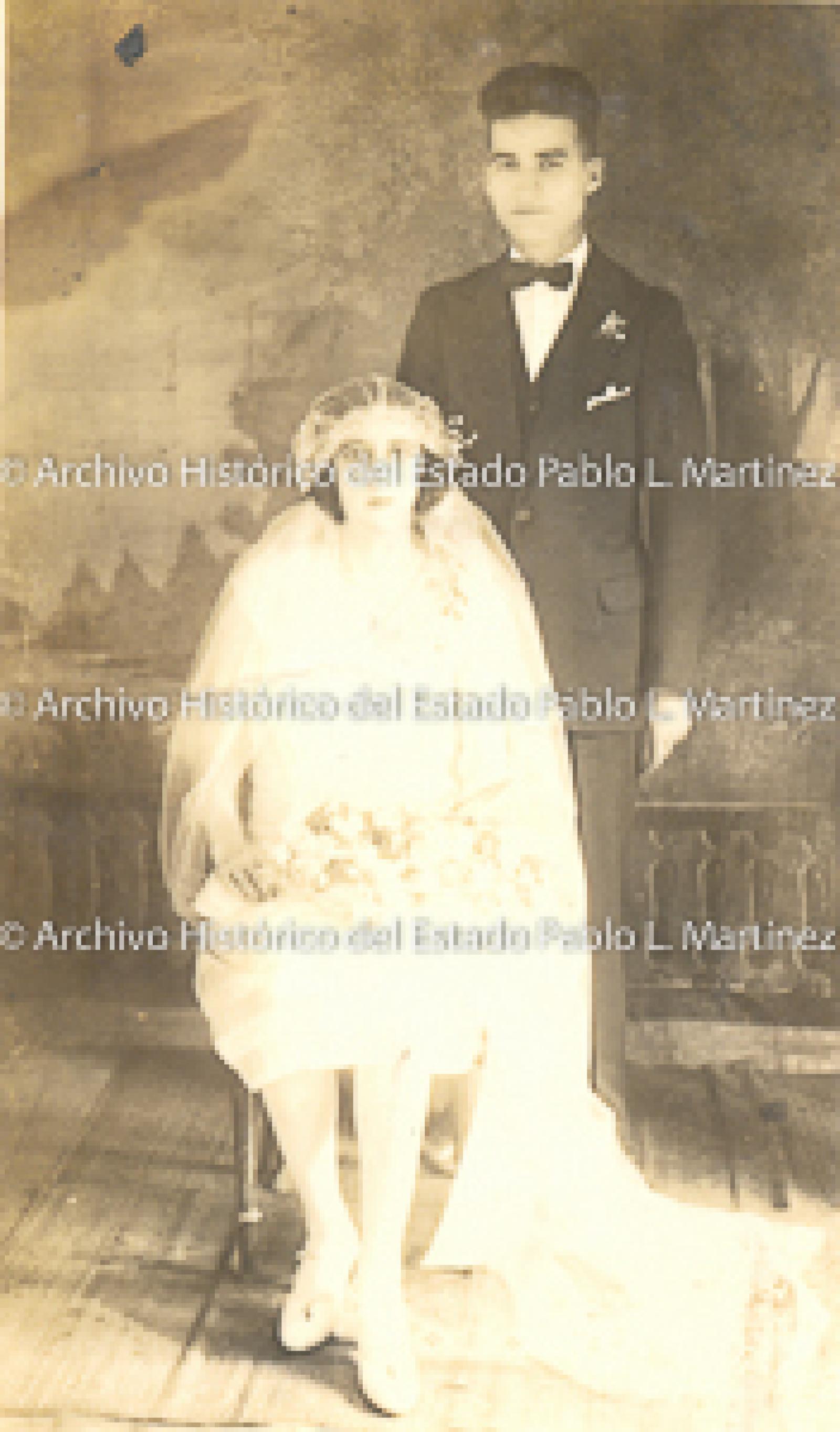 Pareja con vestimenta nupcial.