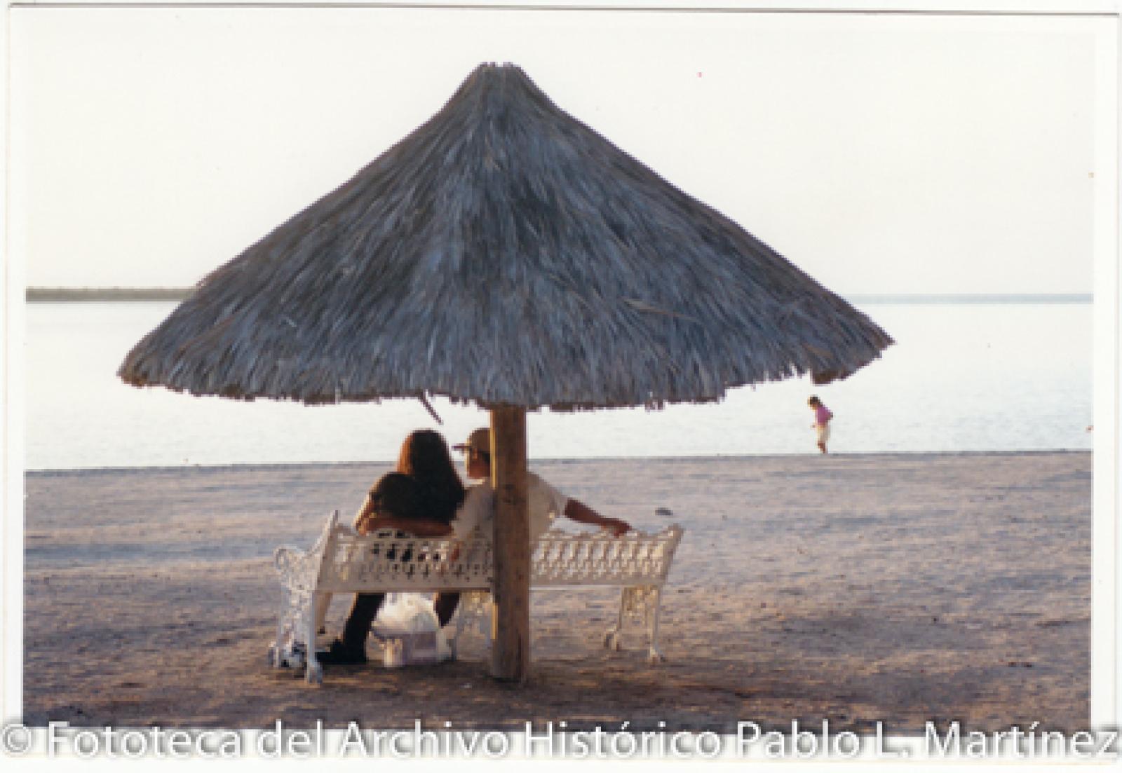 Pareja en palapa.
