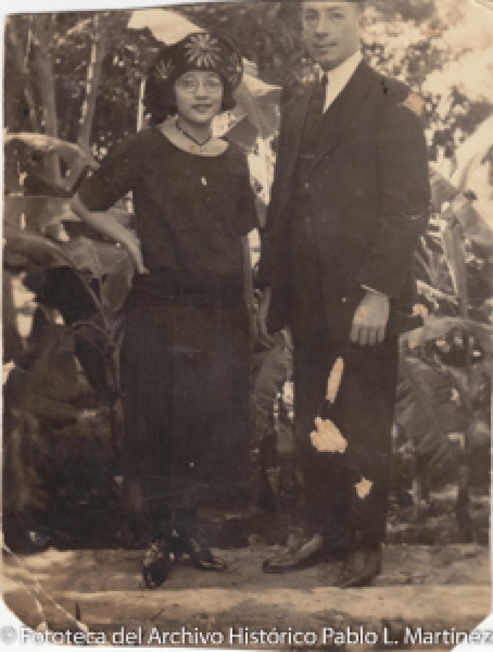 Pareja, frente a árboles.