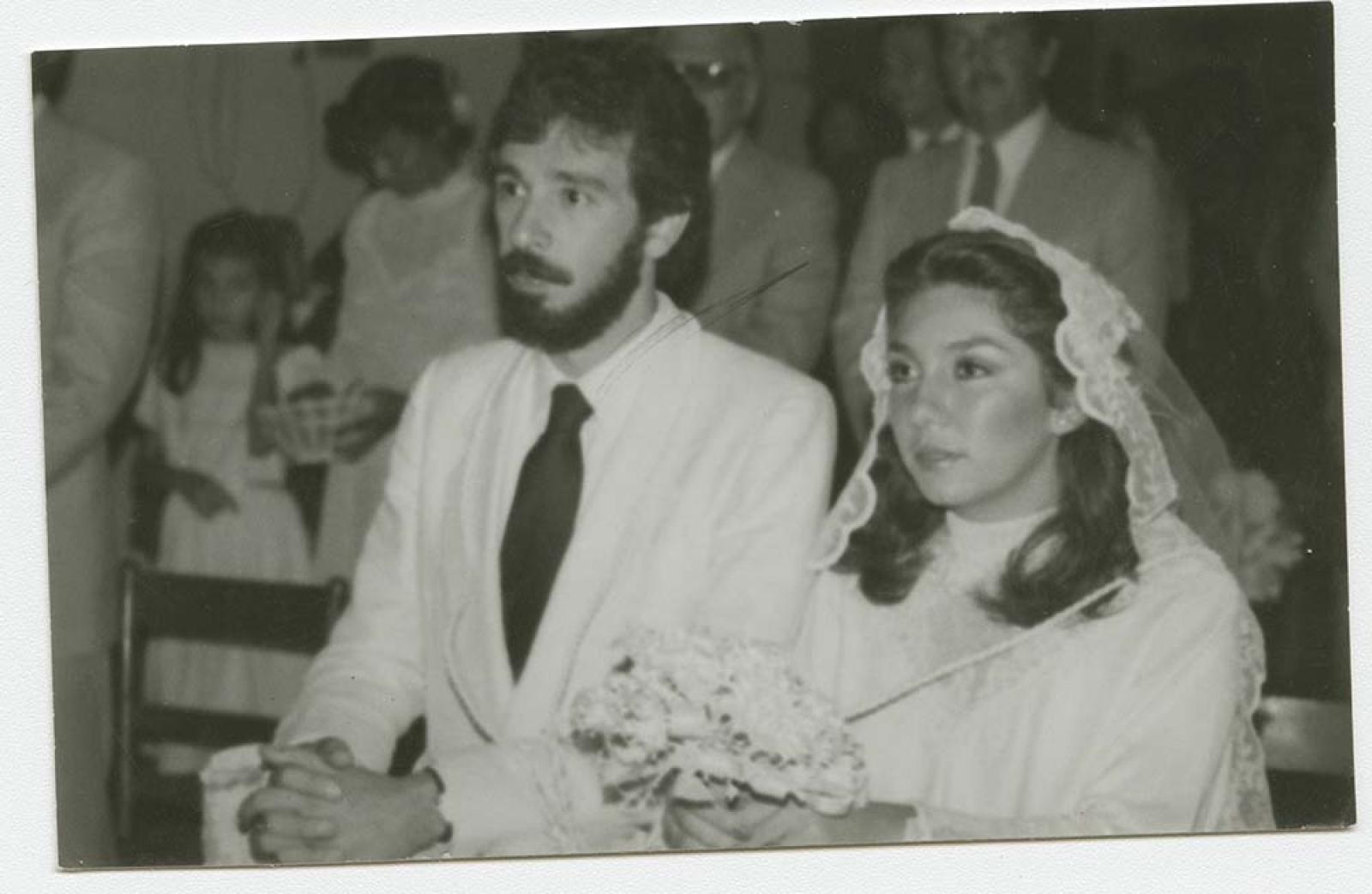 Pareja que contrae matrimonio religioso.