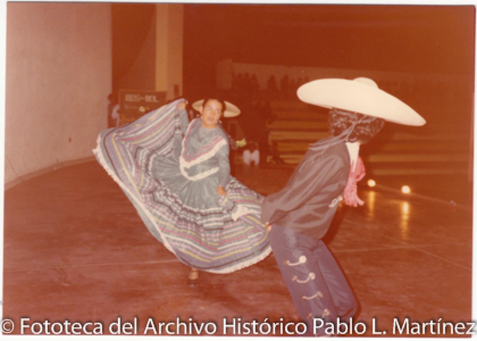 Pareja que ejecuta danza folklórica mexicana.