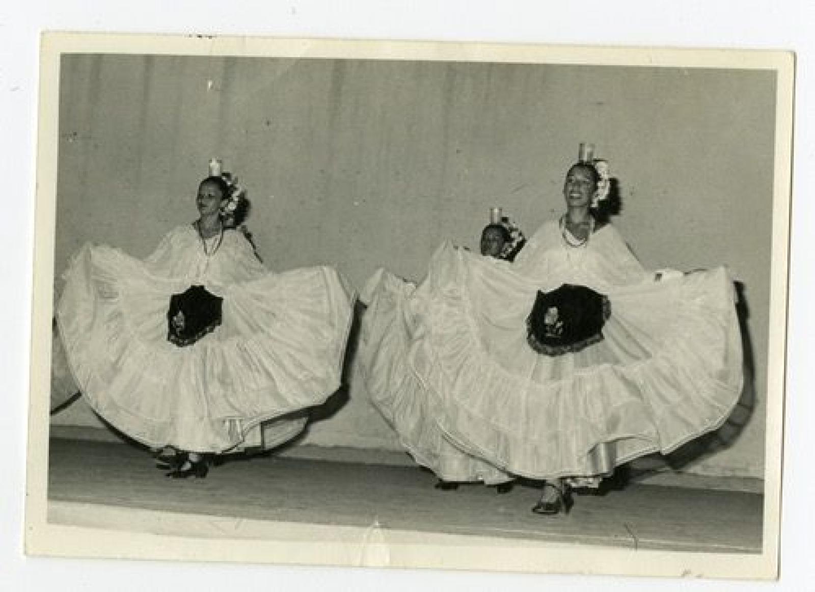 Parejas que bailan con paliacates.