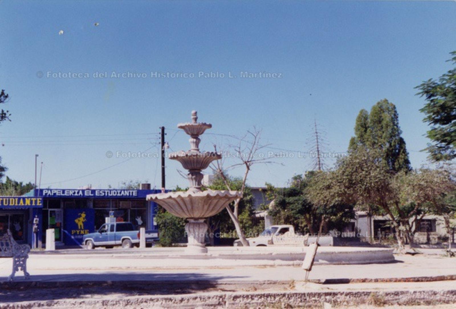 Parque con fuente de agua, frente a papelería El Estudiante, La Paz.
