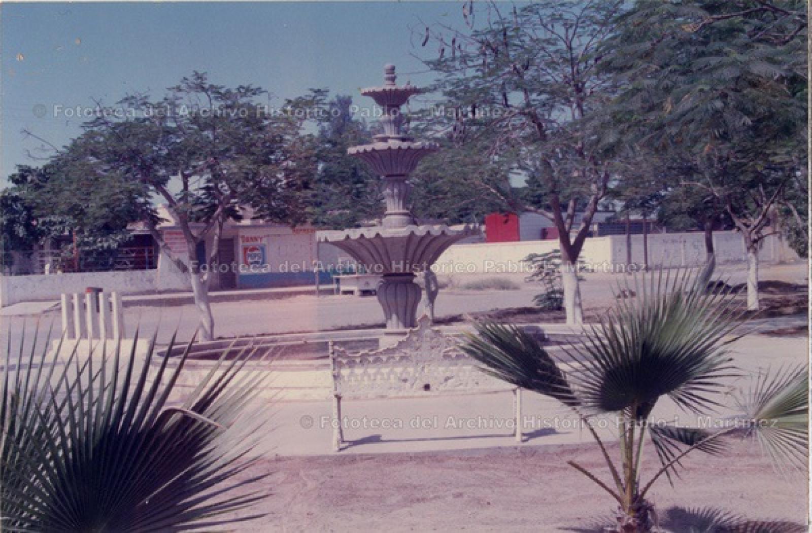 Parque con fuente de agua.