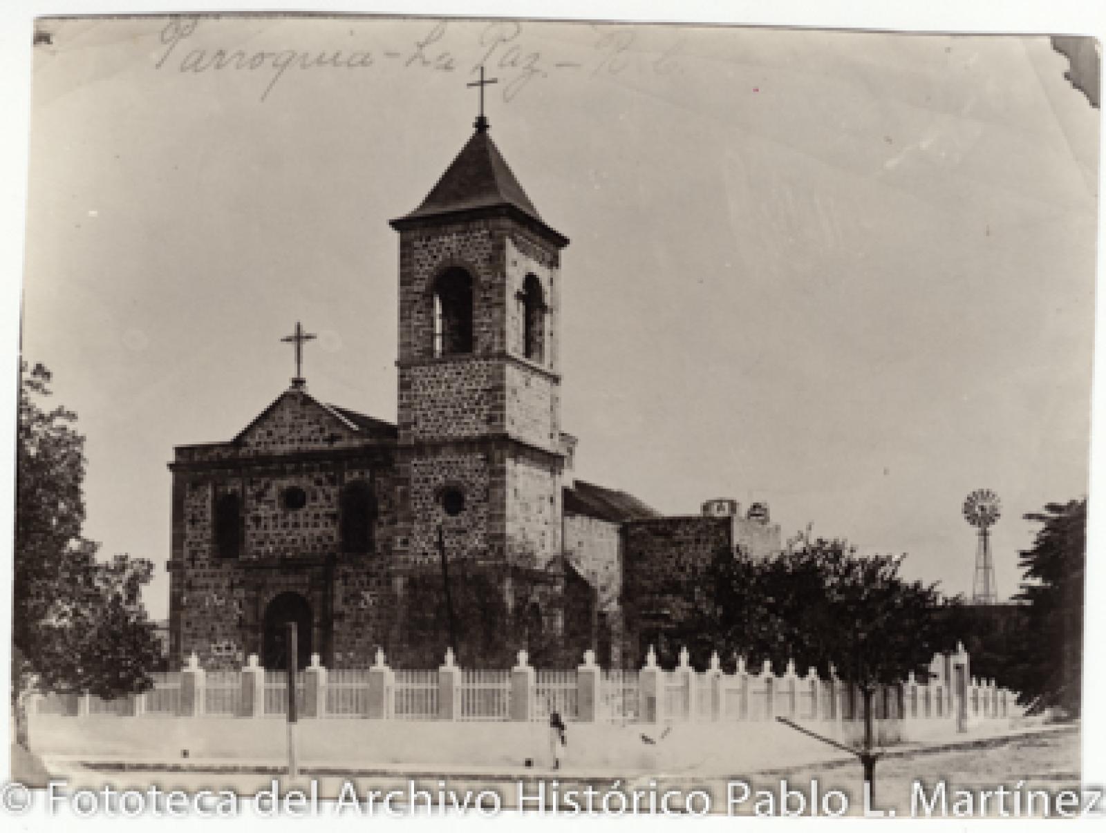 Parroquia de Nuestra Señora del Pilar de La Paz con una torre.