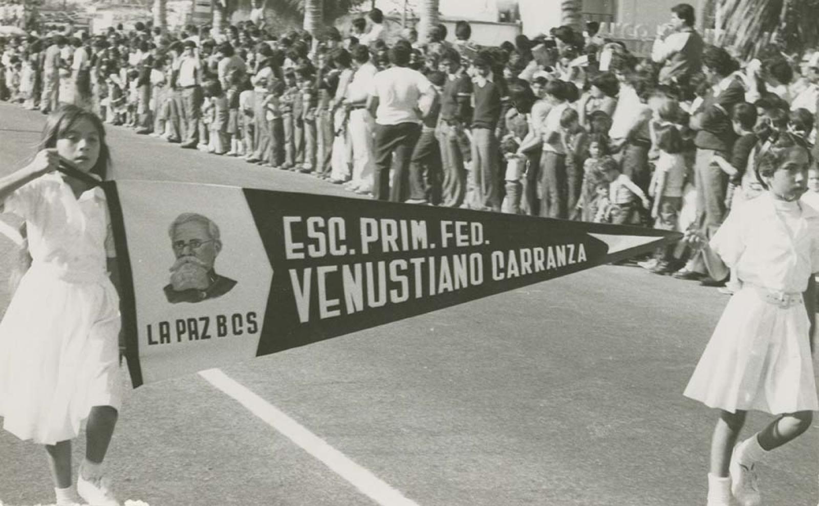 Participación de la escuela primaria Venustiano Carranza en desfile.