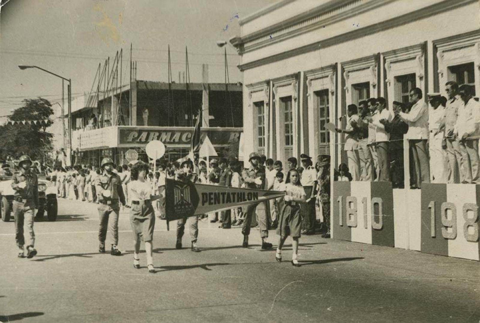 Participación del “Pentathlón deportivo militar” en desfile.