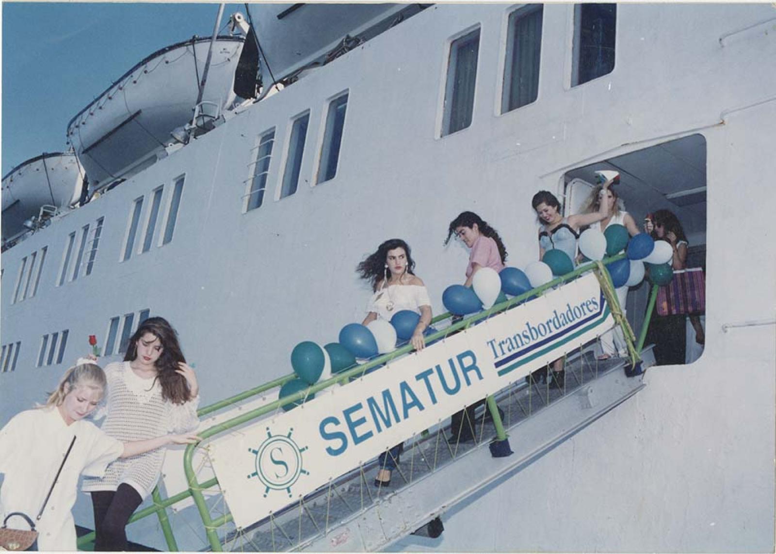 Pasajeras que arriban de transbordador.