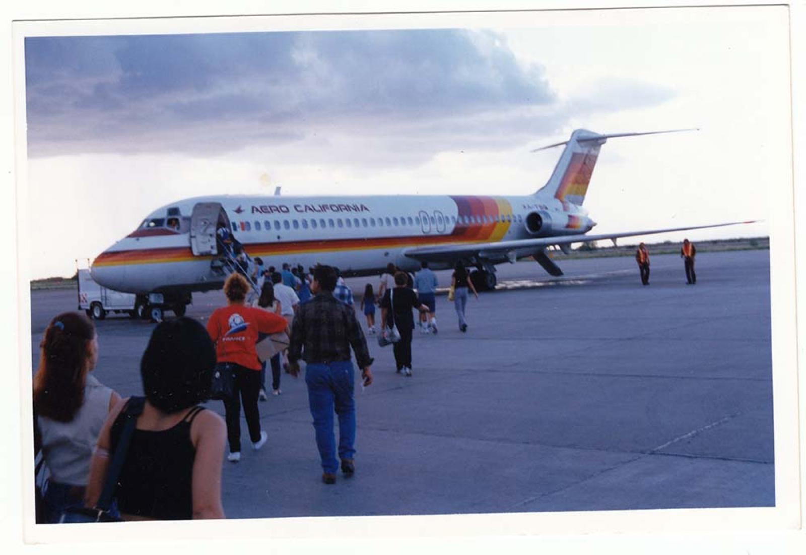 Pasajeros abordan avión