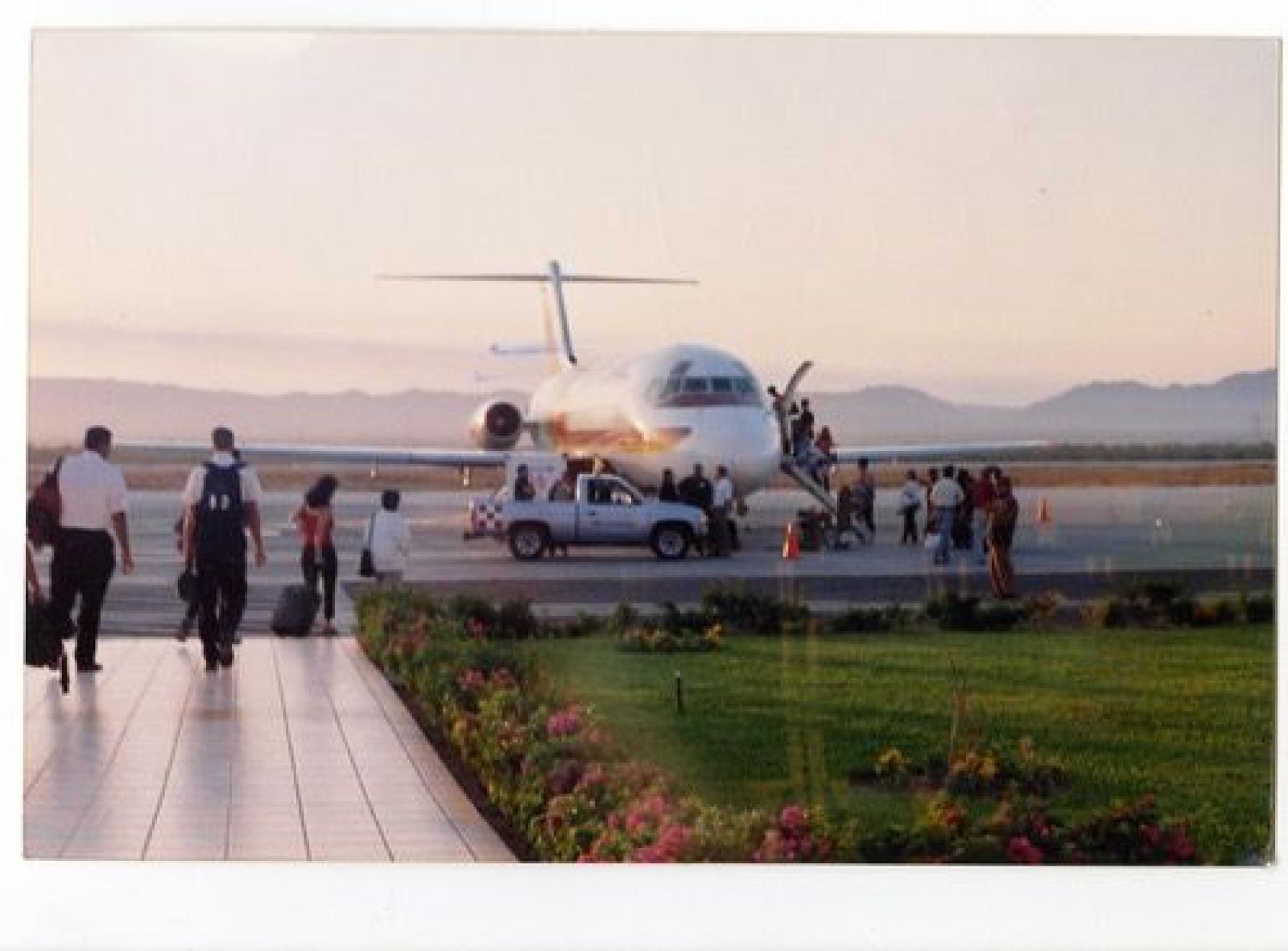 Pasajeros abordando avión en la pista del Aeropuerto Internacional general Manuel Márquez de León, La Paz, Baja California Sur.