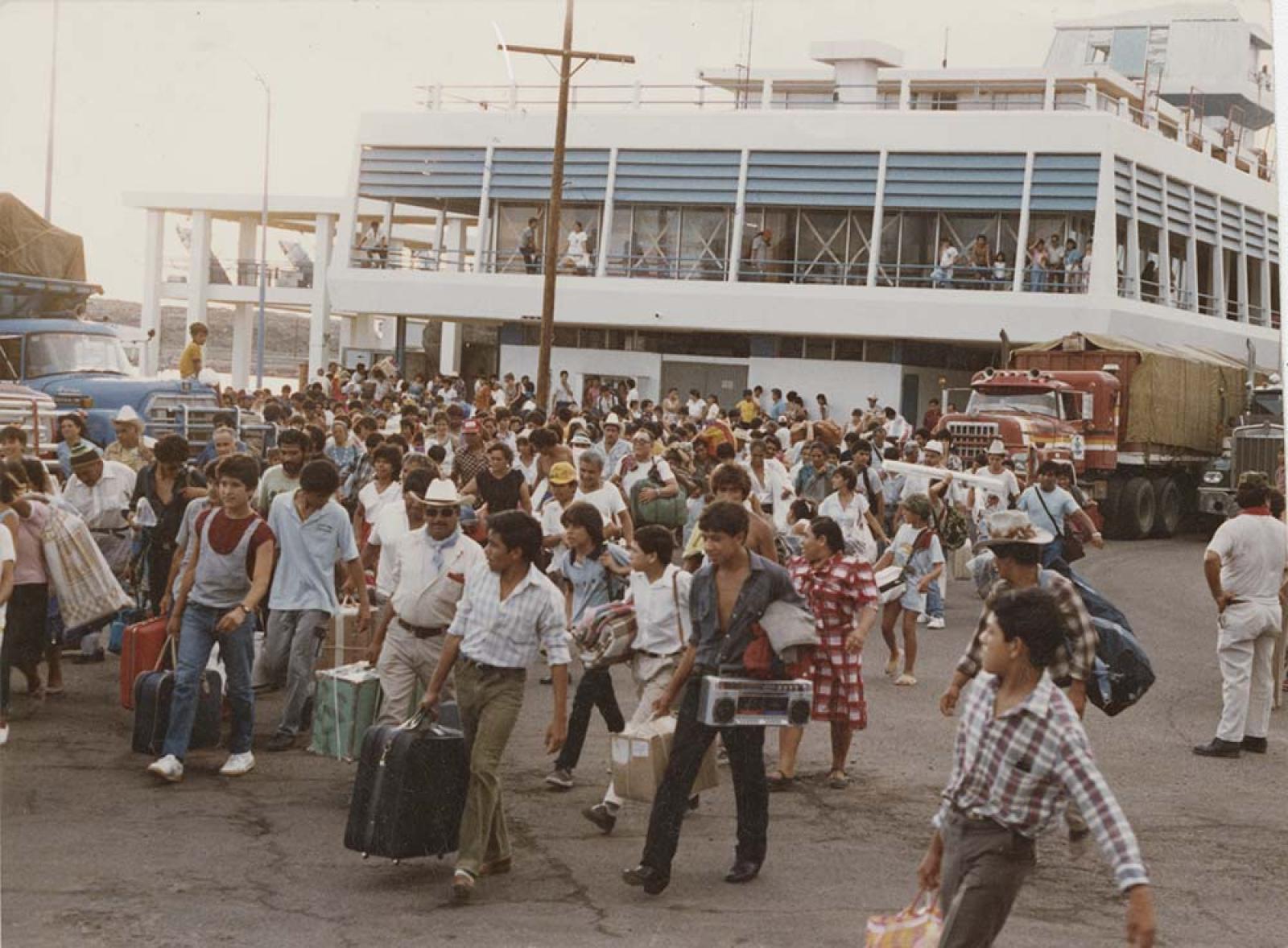 Pasajeros con “falluca”, en la Terminal de Transbordadores de Pichilingue.