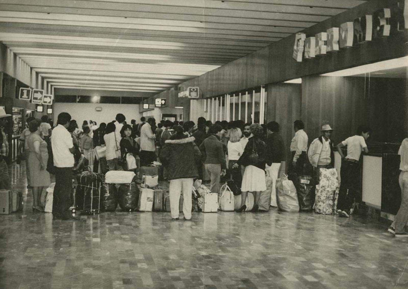 Pasajeros en interior de aeropuerto.