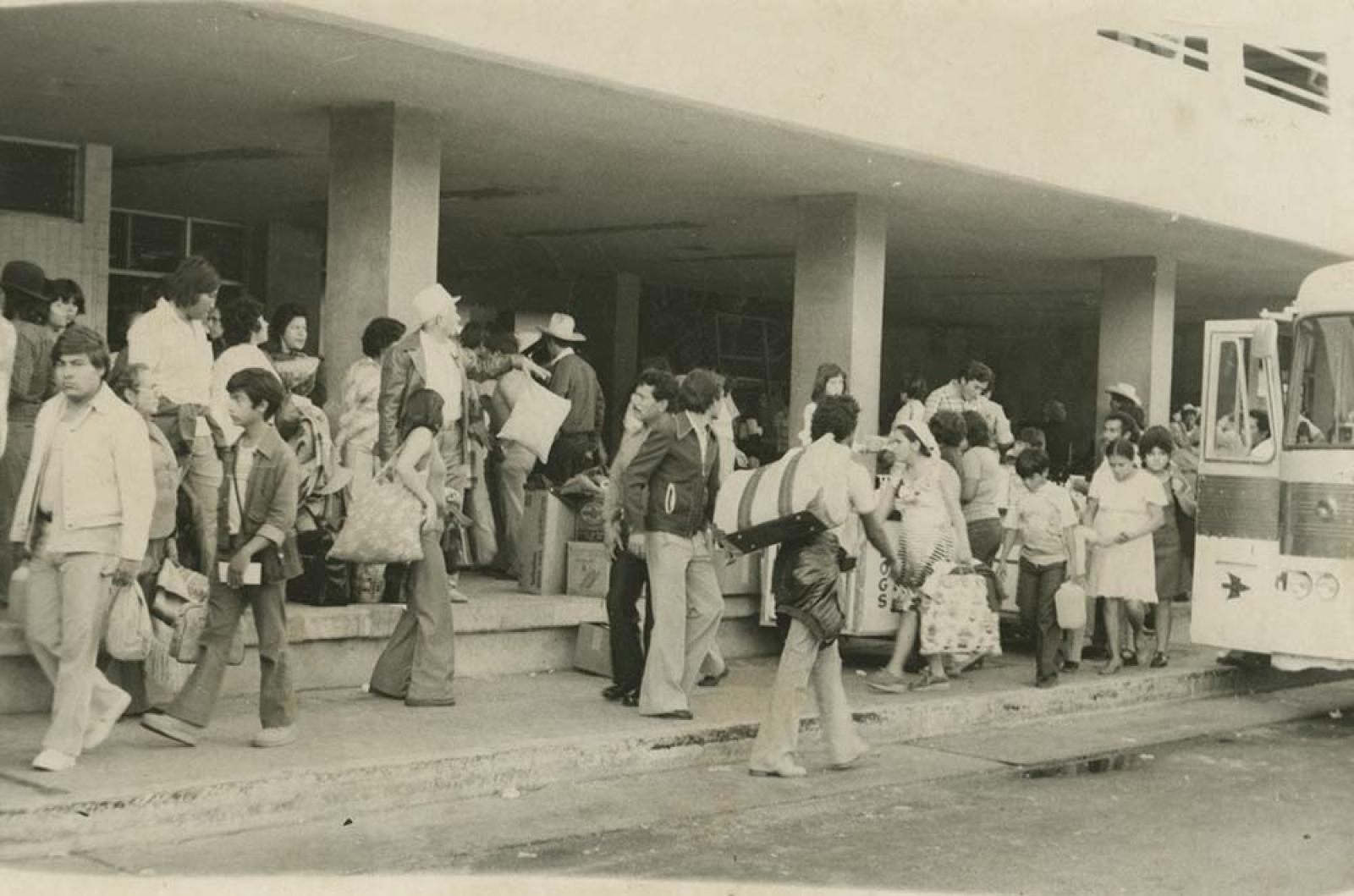 Pasajeros en la terminal de transbordadores Pichilingue.