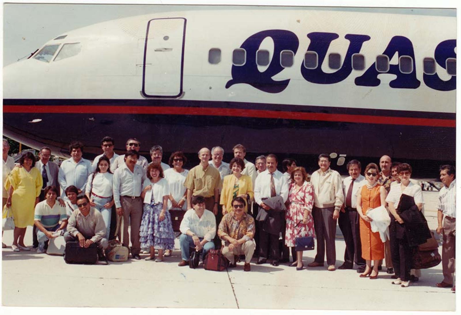 Pasajeros y avión.