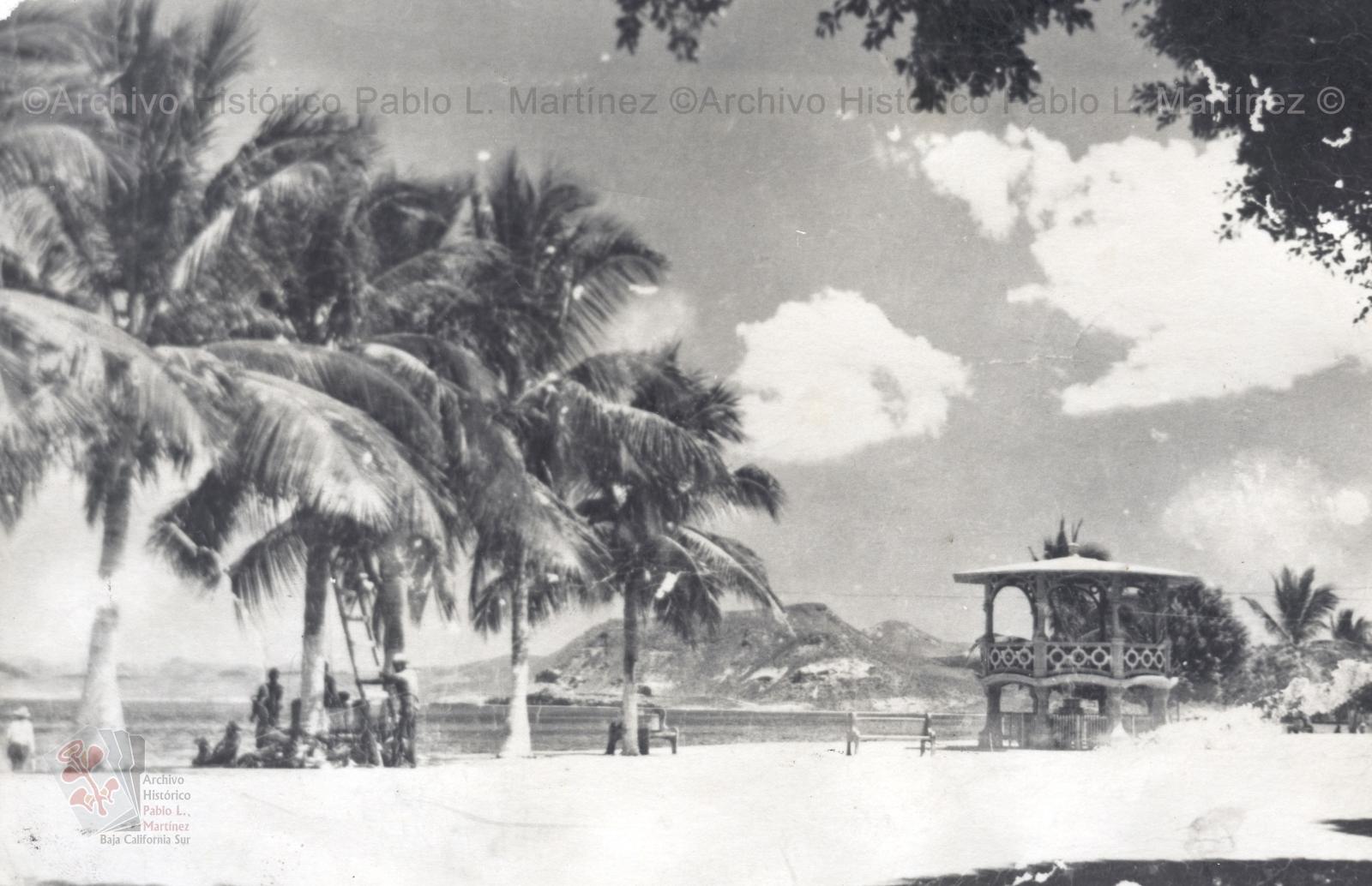 Paseo del malecón de La Paz con kiosco al fondo.