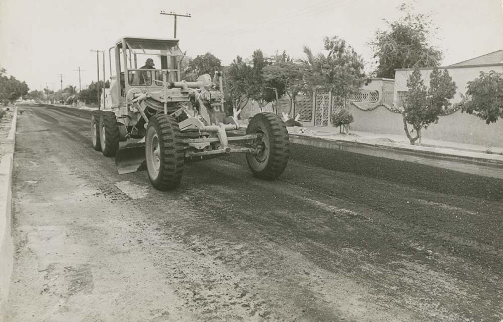 Pavimentación de calle con máquina perfiladora.
