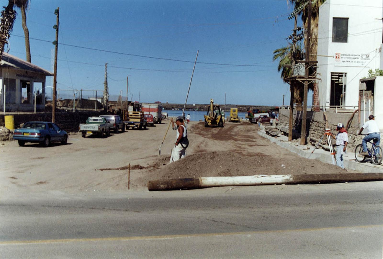 Pavimentación de calle que da hacia la playa, en Santa Rosalía.