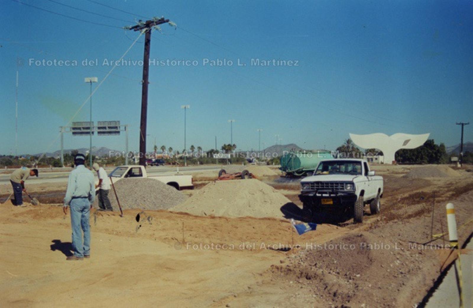 Pavimentación de terreno del monumento La Cola de Ballena.