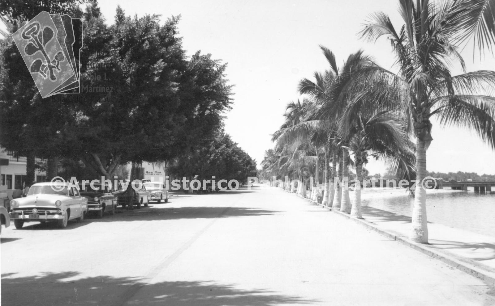 Pavimentación del Paseo Álvaro Obregón, malecón de puerto de La Paz, Baja California.