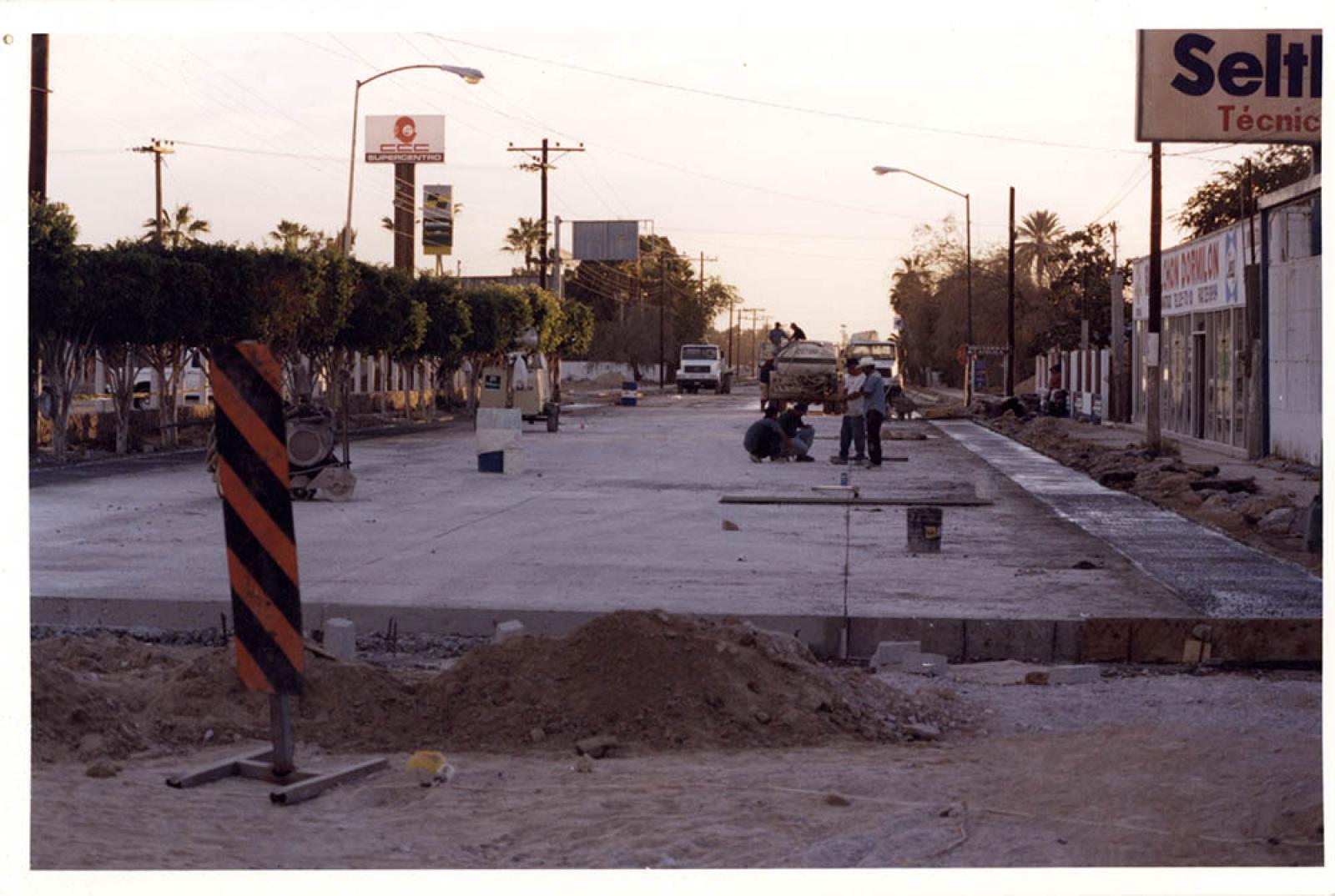 Pavimentación en tramo de calle Mariano Abasolo, a la altura deL Centro Comercial Californiano (CCC).